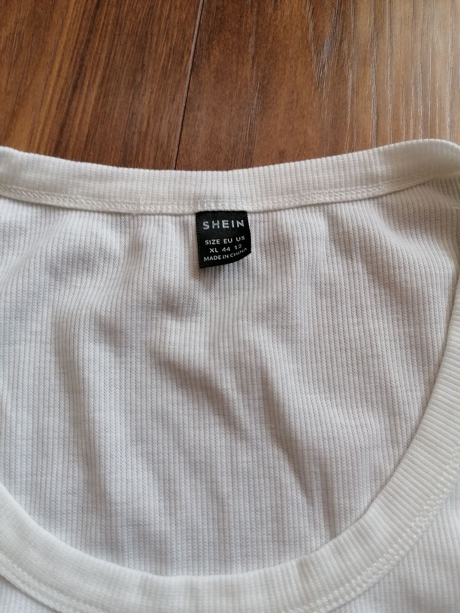 Biały crop top na grubych szerokich ramiączkach Basic XL Shein