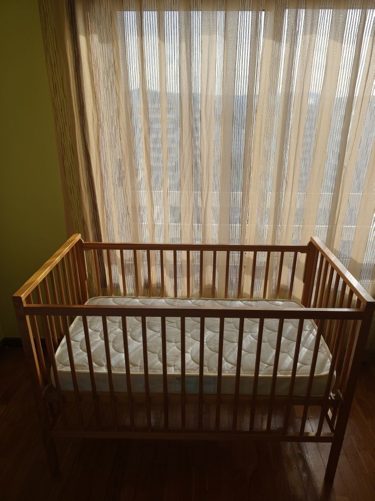 Cama de bebé com almofada