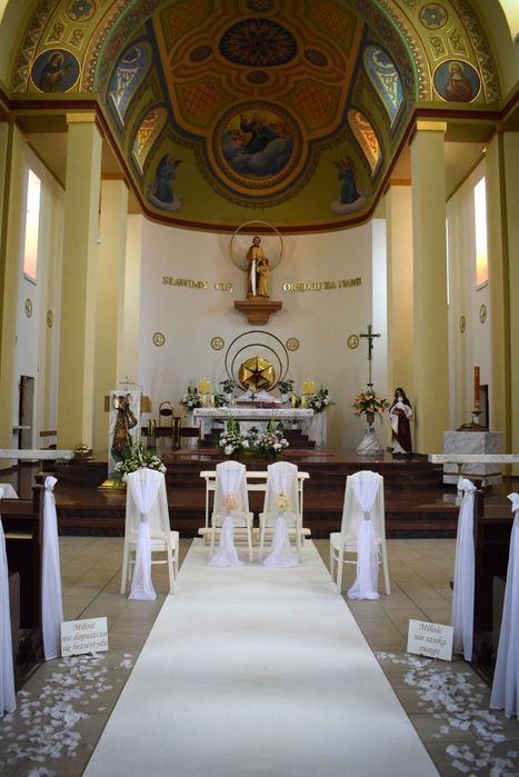 Dekoracje ślubne, dekoracje kościoła, biały dywan, świeczniki, klęczni