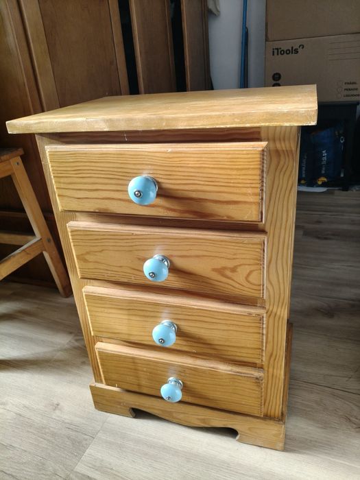 Mesa cabeceira com 4 gavetas