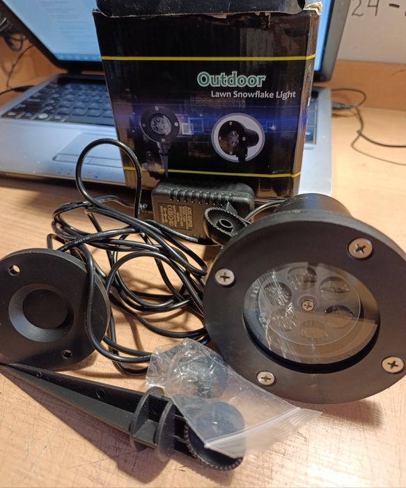 Лазерний проектор з різнокольоровими сніжинками для святкового настрою