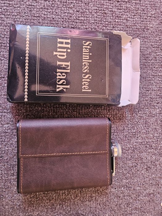 Nowa metalowa piersiówka obita skora 210 ml