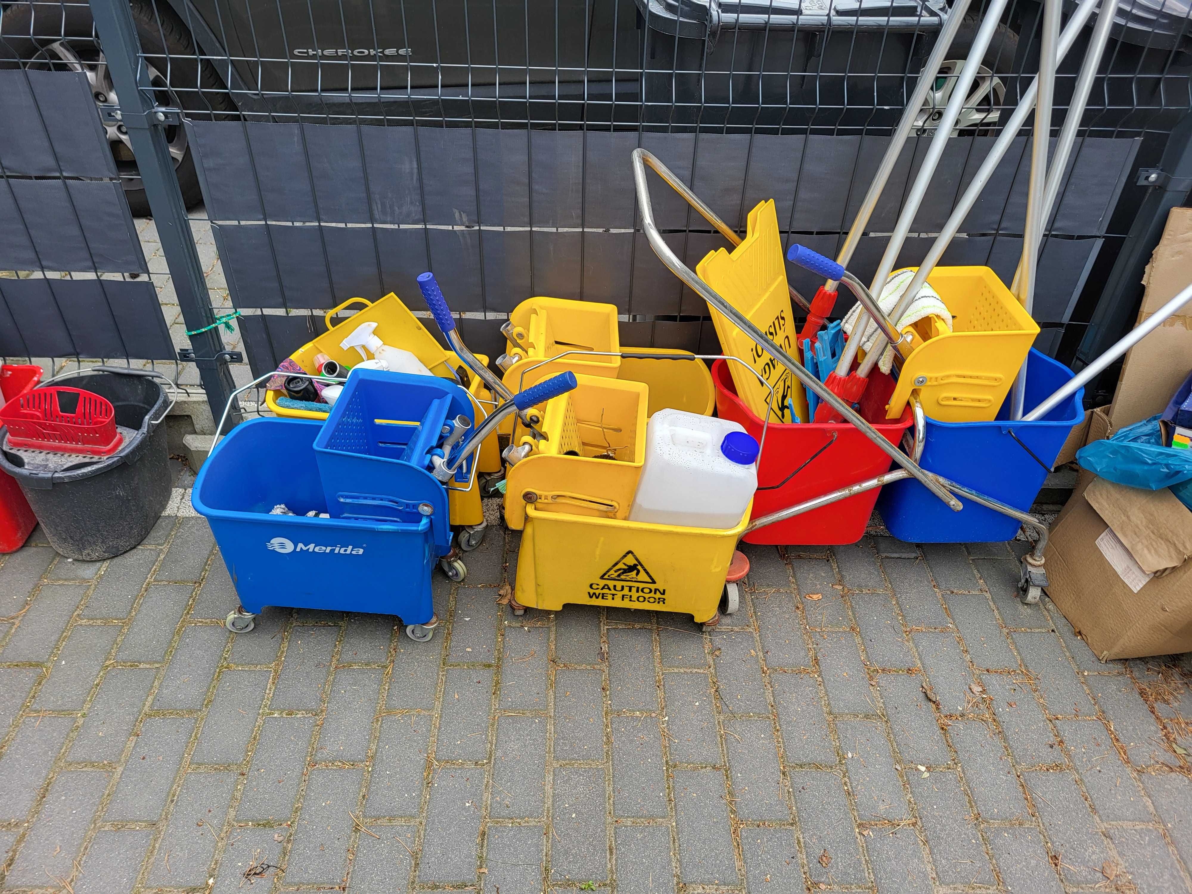 Wiadra na kółkach z wyciskaczem