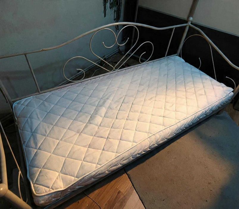 Łóżko z materacem