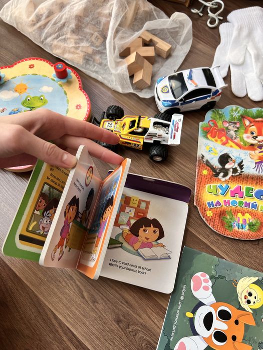 Іграшки, машинки, книжки