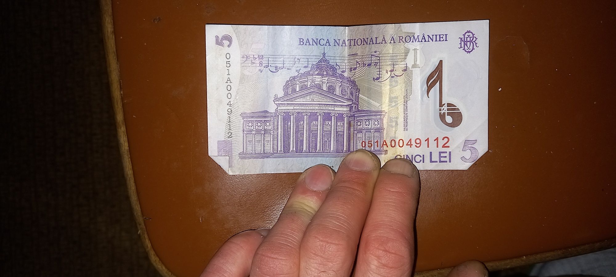 Банкноти номіналом 5 и 2000 румынских LEI