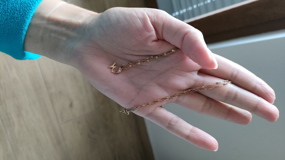 Złoty łańcuszek z zawieszką "W"