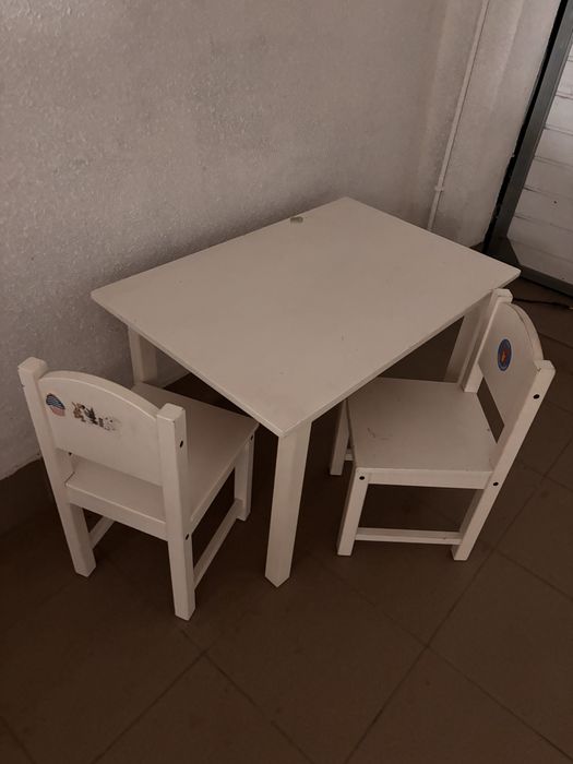 Stolik dzieciecy Ikea z 2 krzeselkami