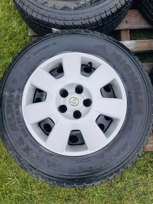 Sprzedam opony zimowe Toyota z felgami 4szt16