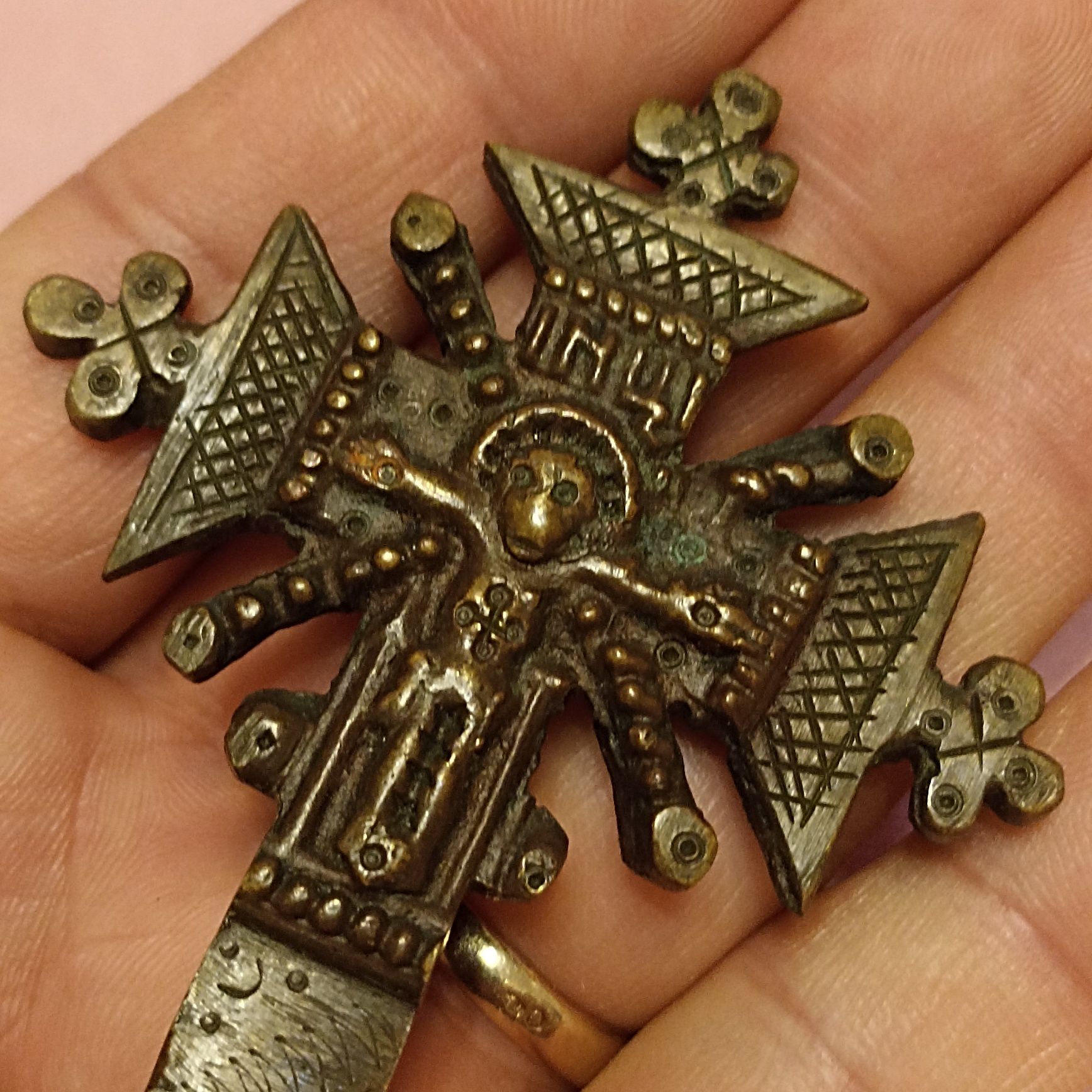 Stary ludowy krzyż,krzyżyk,huculski brąz.
