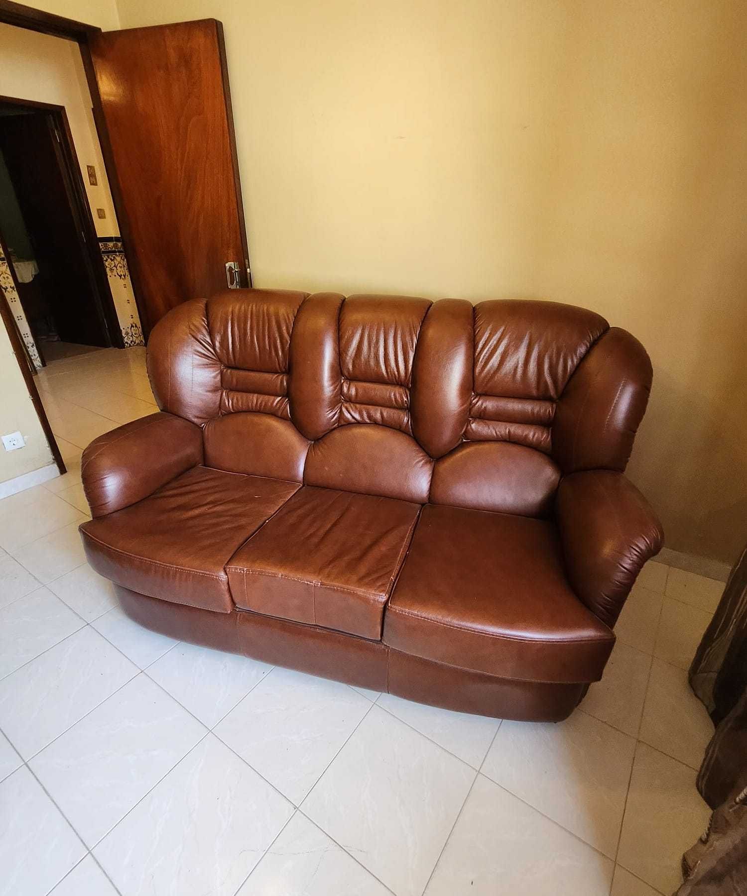 Sofá em Pele Castanha 3 Lugares + 2 Poltronas 1 Lugar – Ótimo Estado
