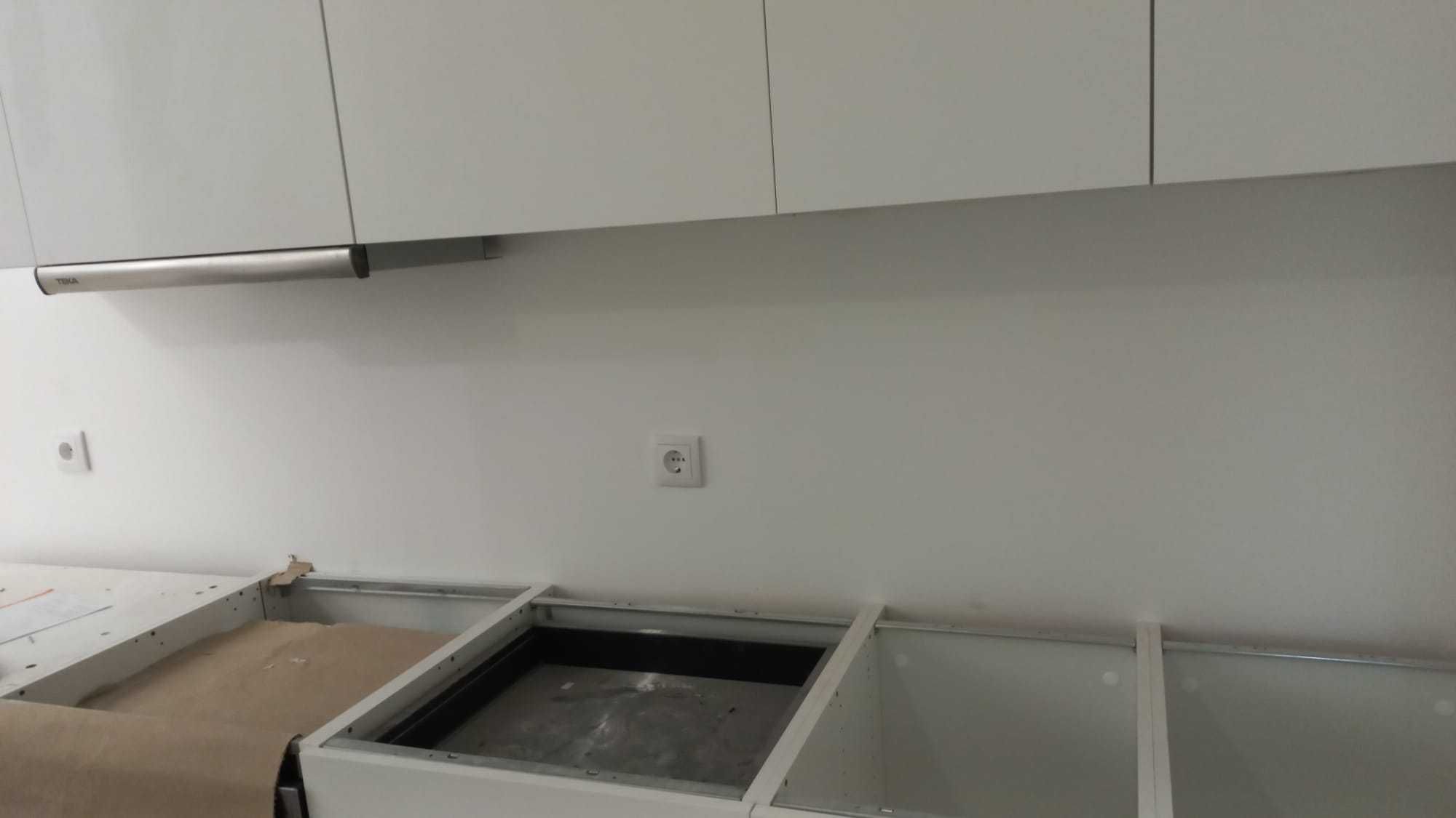 Trolha e pintor assentamento de azulejo tijoleira e pintura