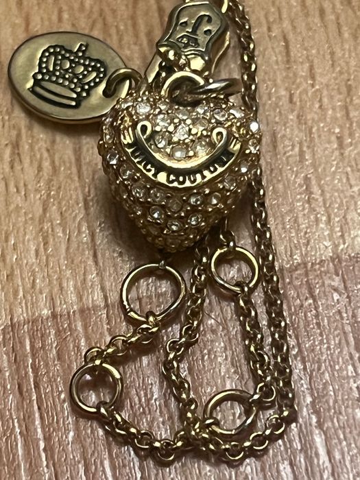 Ланцюжок з кулоном Juicy Couture.