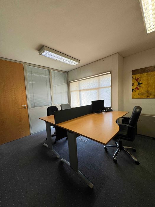 Divisórias de alumínio com estores, portas e secretárias de escritório