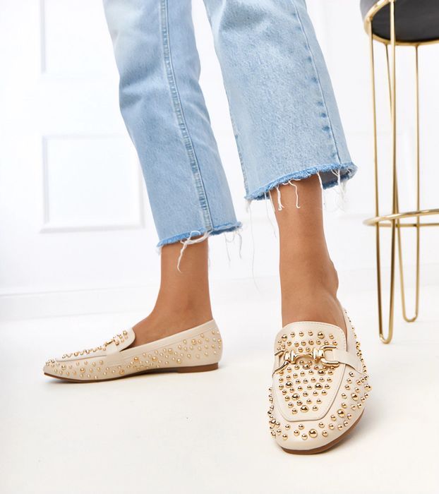 Beżowe mokasyny zdobione ćwiekami Lea