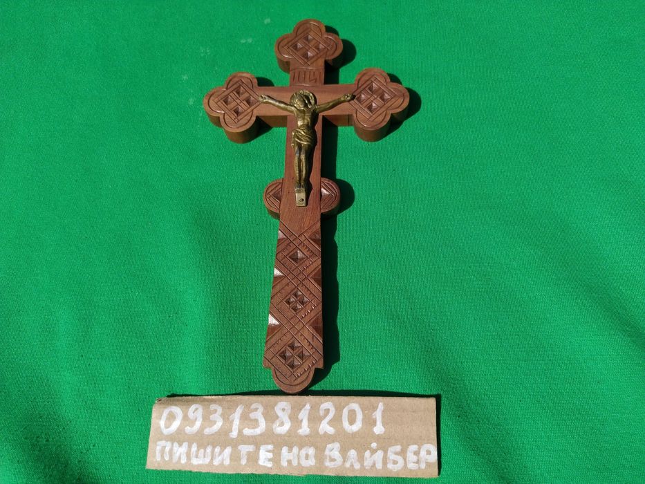 Крест из дерева.