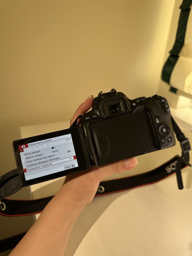 Canon 250 d + кит. обєктив 18-55