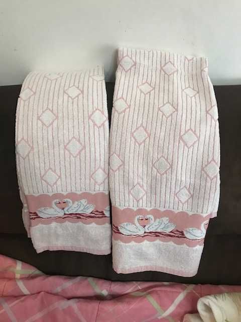 Atoalhados com cisnes