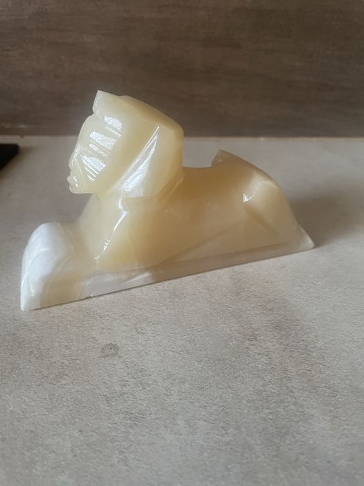 Sfinks z kamienia przywieziony z Egiptu
