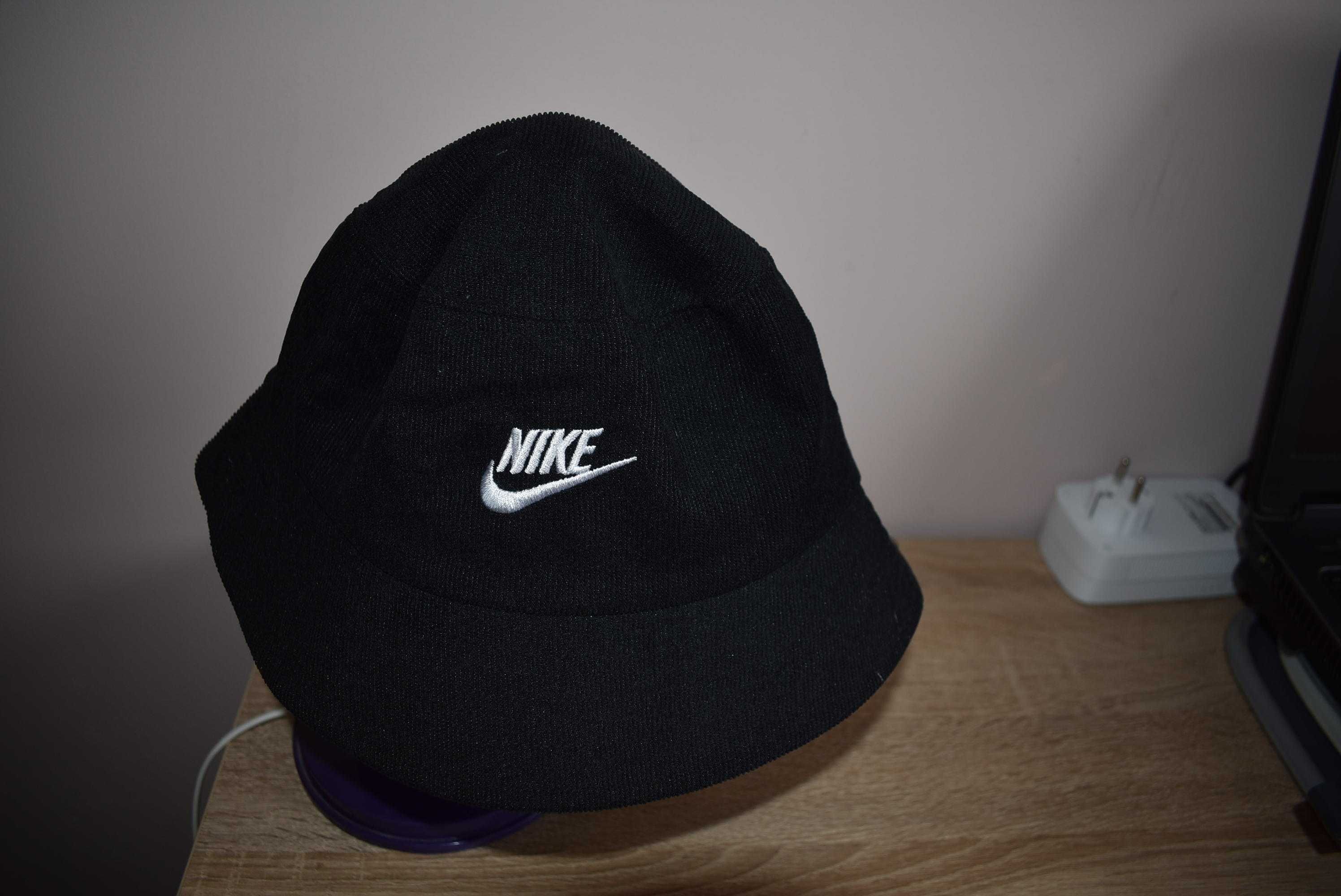 Czarny kapelusz Nike