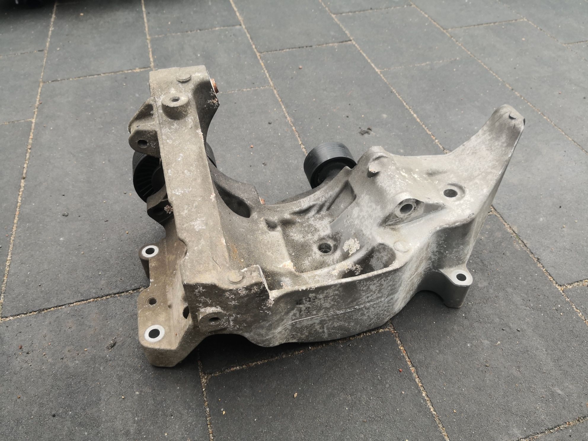 Wspornik łapa podstawa alternatora klimatyzacji BMW N47D20A