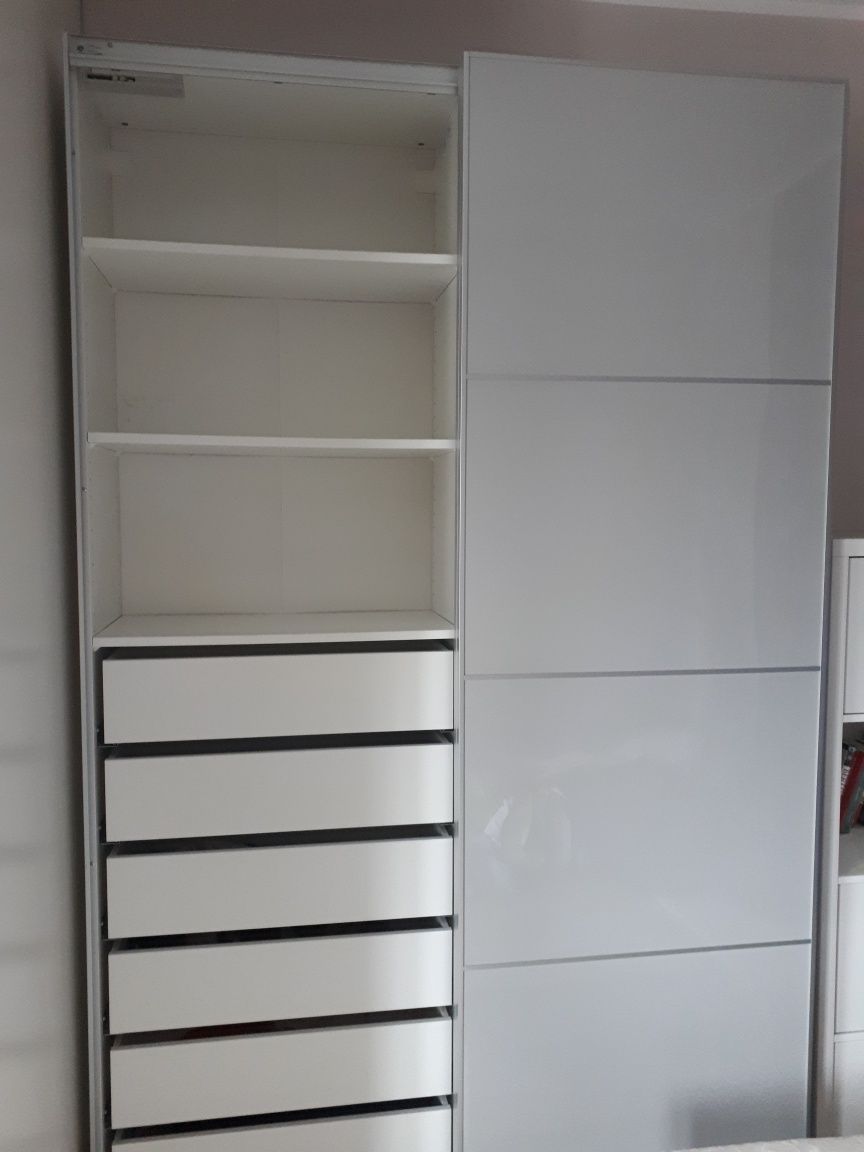 Szafa biała szara wysoki połysk Ikea szuflady rozsuwane drzwi