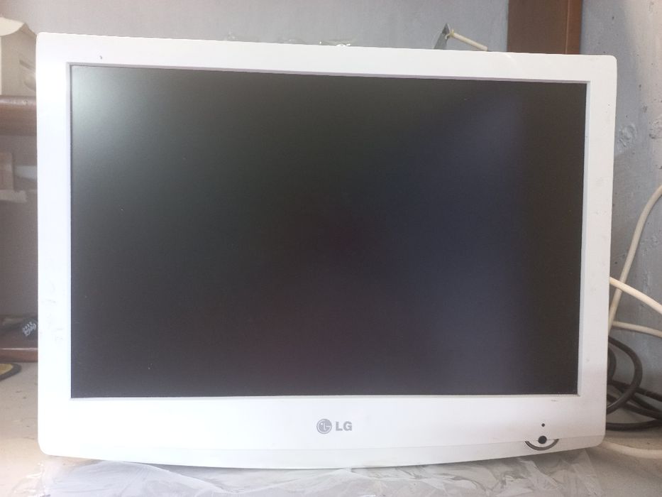 Телевізор білий , цілий гарний без потертостей