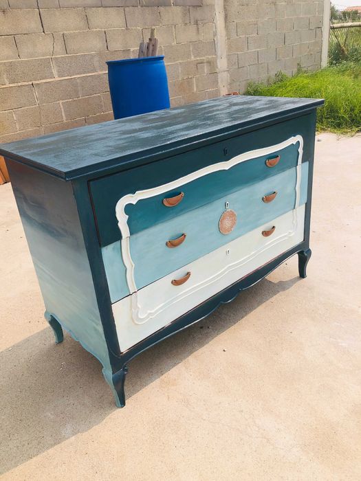 Cómoda restaurada com pintura em tons marinhos