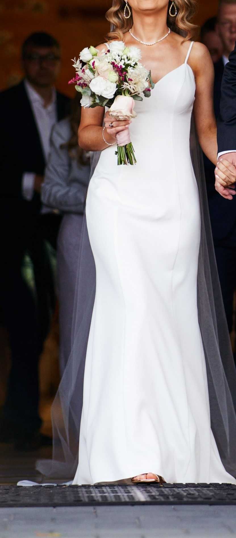 Suknia ślubna z odkrytymi plecami i trenem