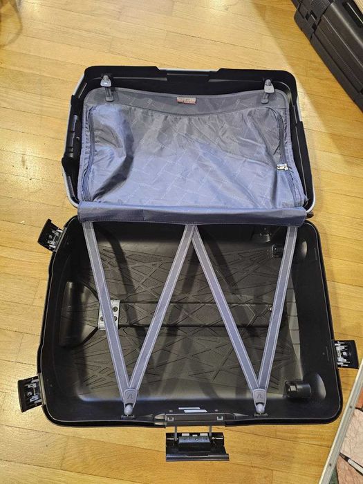 Чемодан из полипропилена 4-х колесах Roncato Light Черный (средний)