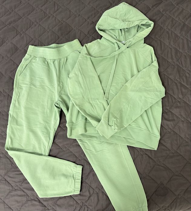 Жіночий спортивний костюм