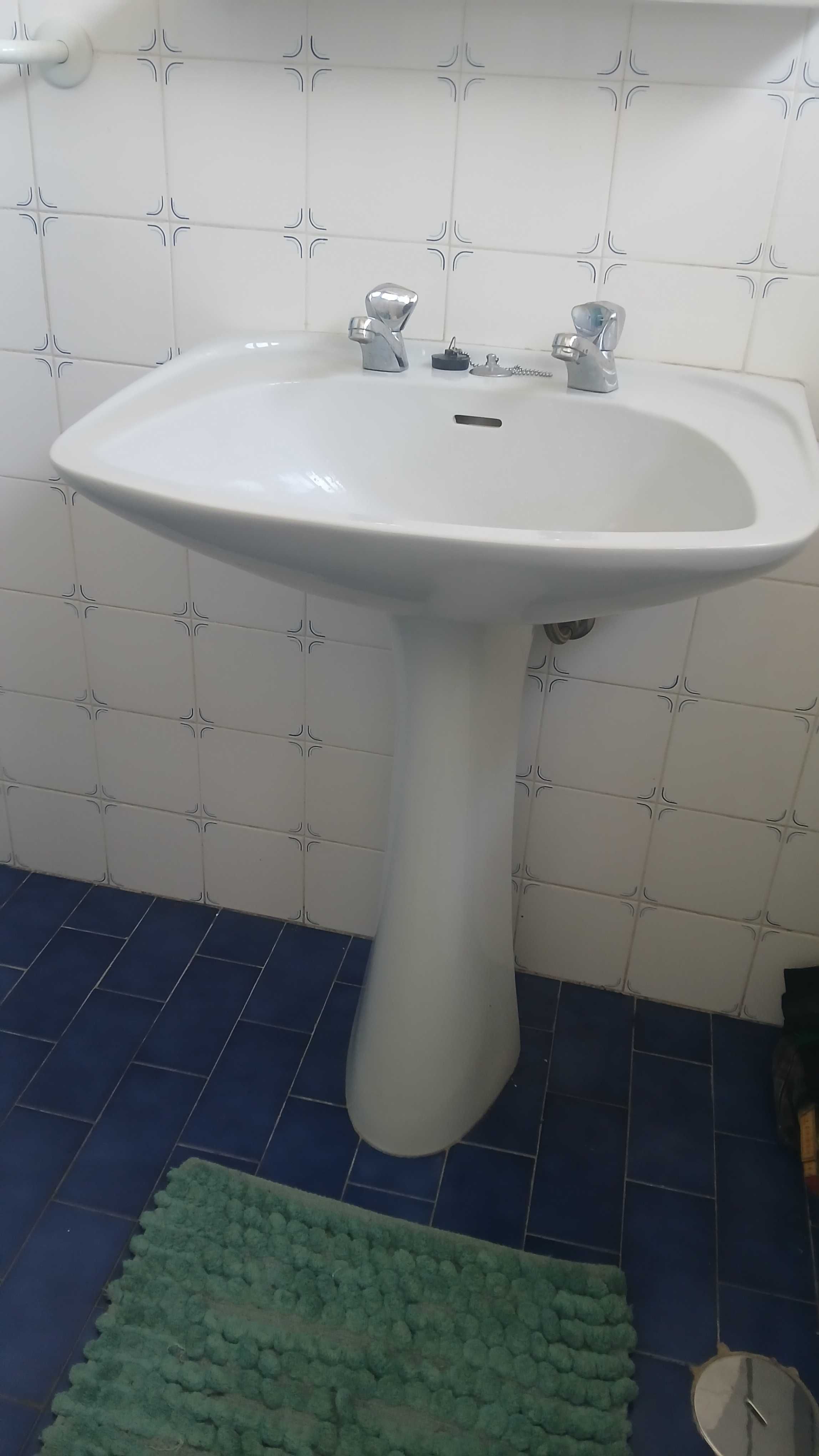 Lavatório Casa de banho com 2 torneiras
