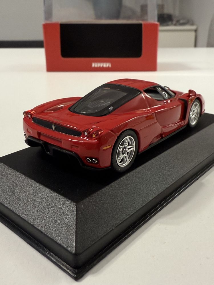 Model Ferrari Enzo 2002 1/43 1:43 by IXO Hot Wheels Redline Models Red