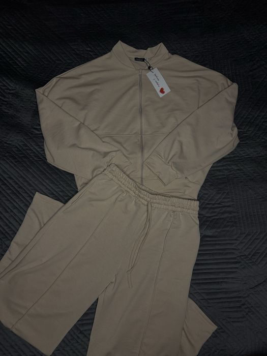 Бежевий жіночій костюм