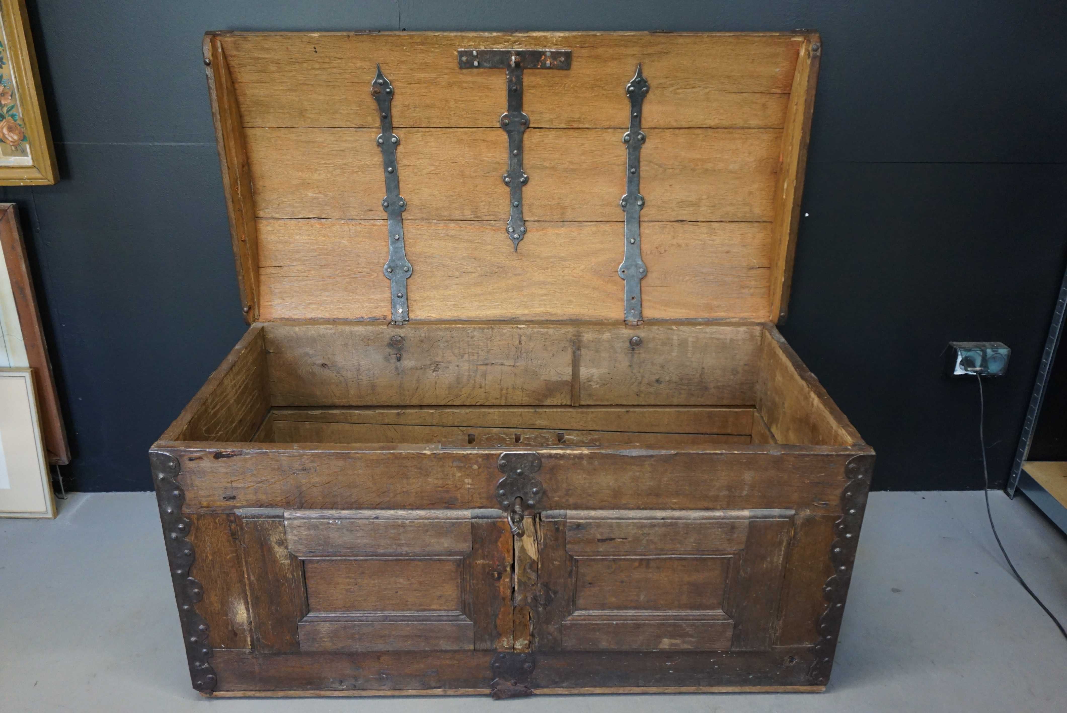 Zabytkowy kufer dębowy skrzynia XIX wiek okuty