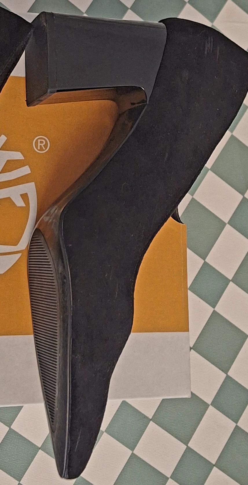 Sapatos salto alto camurça