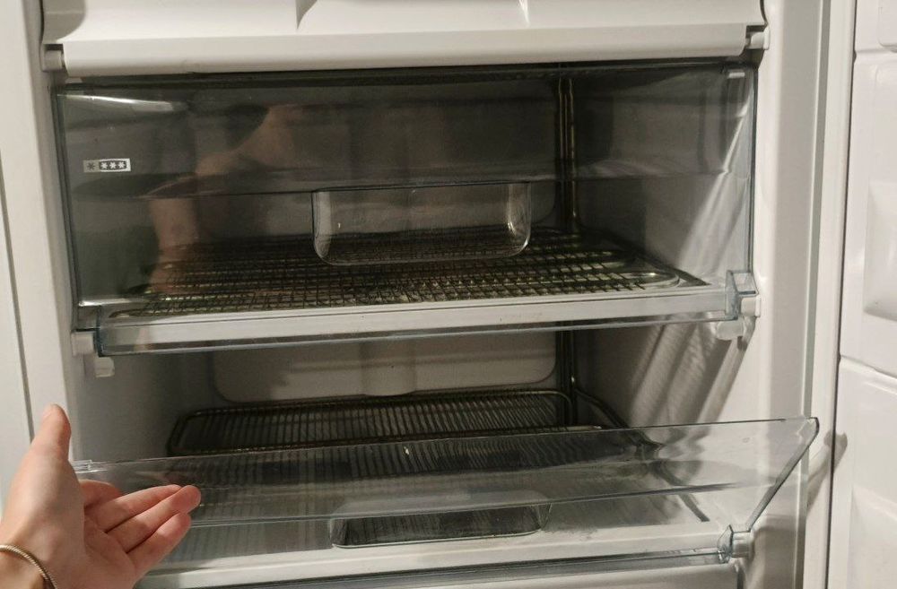 Срочно! Новая, вертикальная морозильная камера.