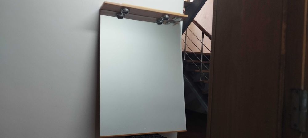 Espelhos em madeira com iluminação superior