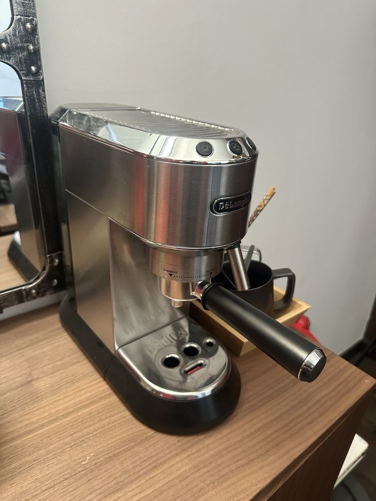 Pack Máquina de Café De’Longhi Dedica EC685 + Moinho KG210 – Inox