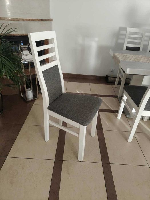 Rozkładany stół z krzesłami do salonu