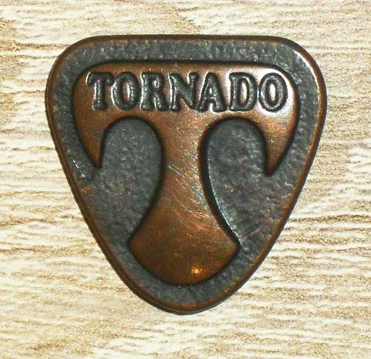 TORNADO nitowany emblemat, przypinka, miedziany znaczek "T".