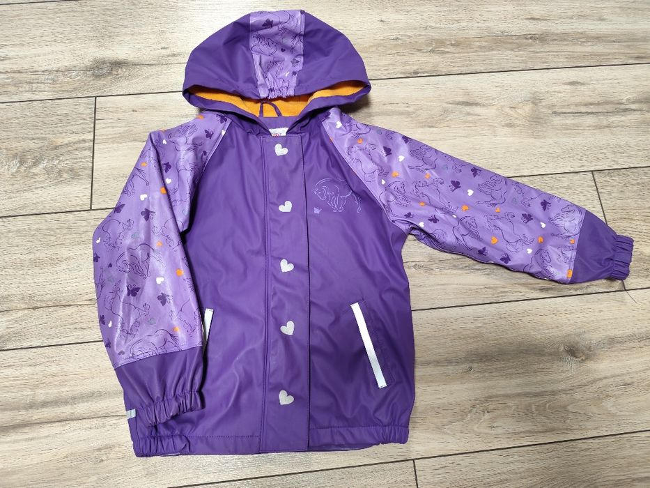 Kurtka przeciwdeszczowa na polarze w rozmiarze 110/116.