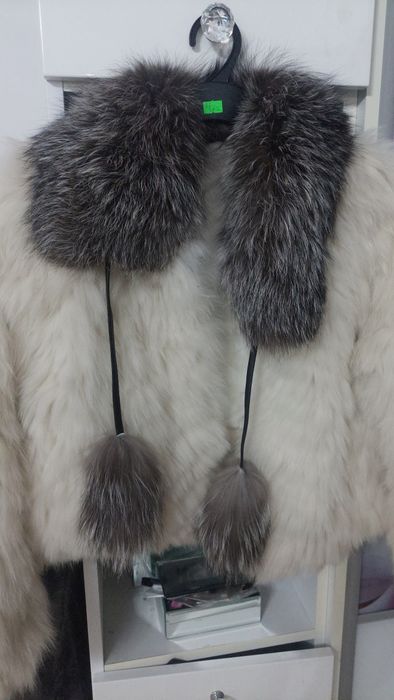 Śliczne nowe futerko ecru pompony