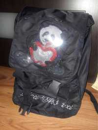Czarny plecak z pandą