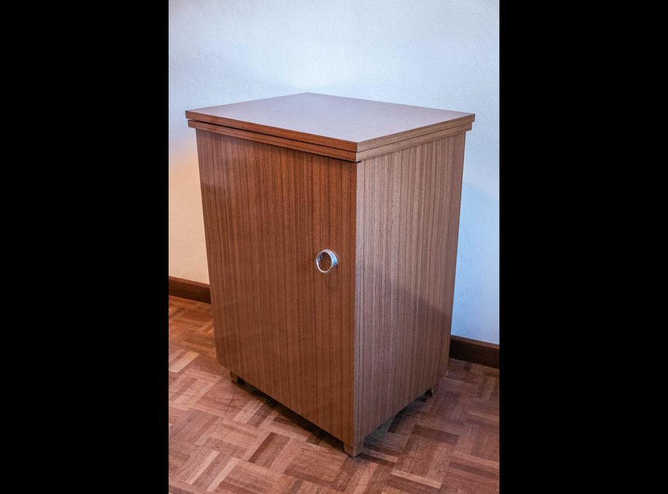 Máquina de costura Singer com Móvel