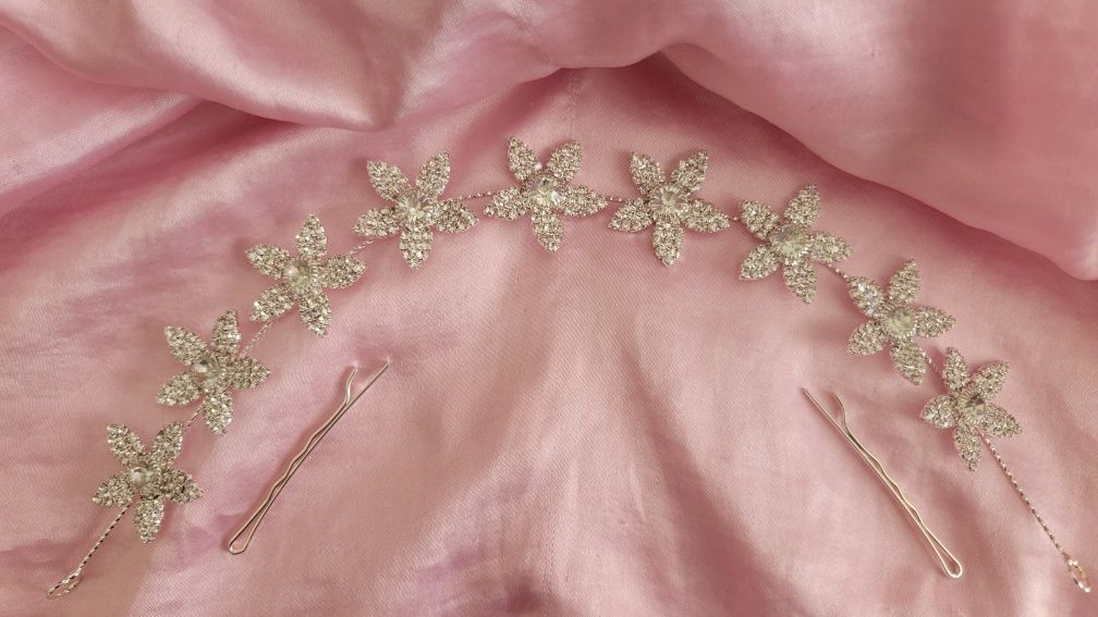 Tiara de Cabelo Prateada em Aço Inoxidável com Flores Brilhantes