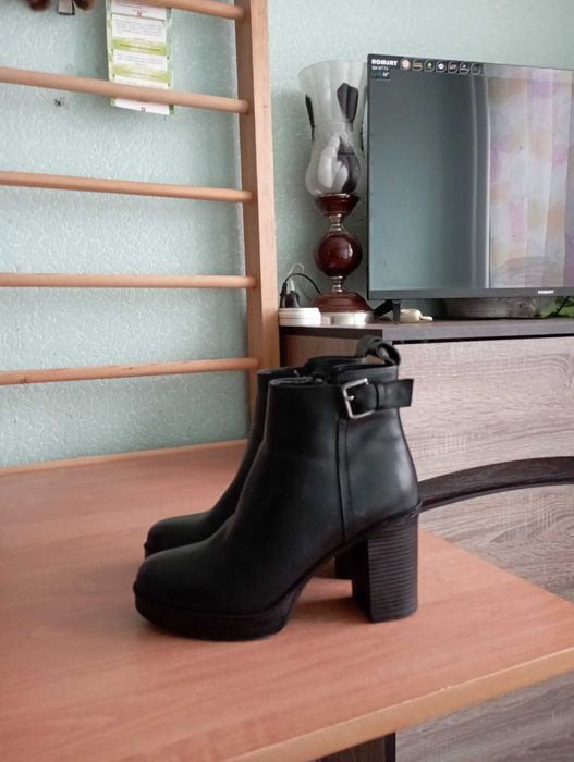 Стильні зручні шкіряні ботильони черевики