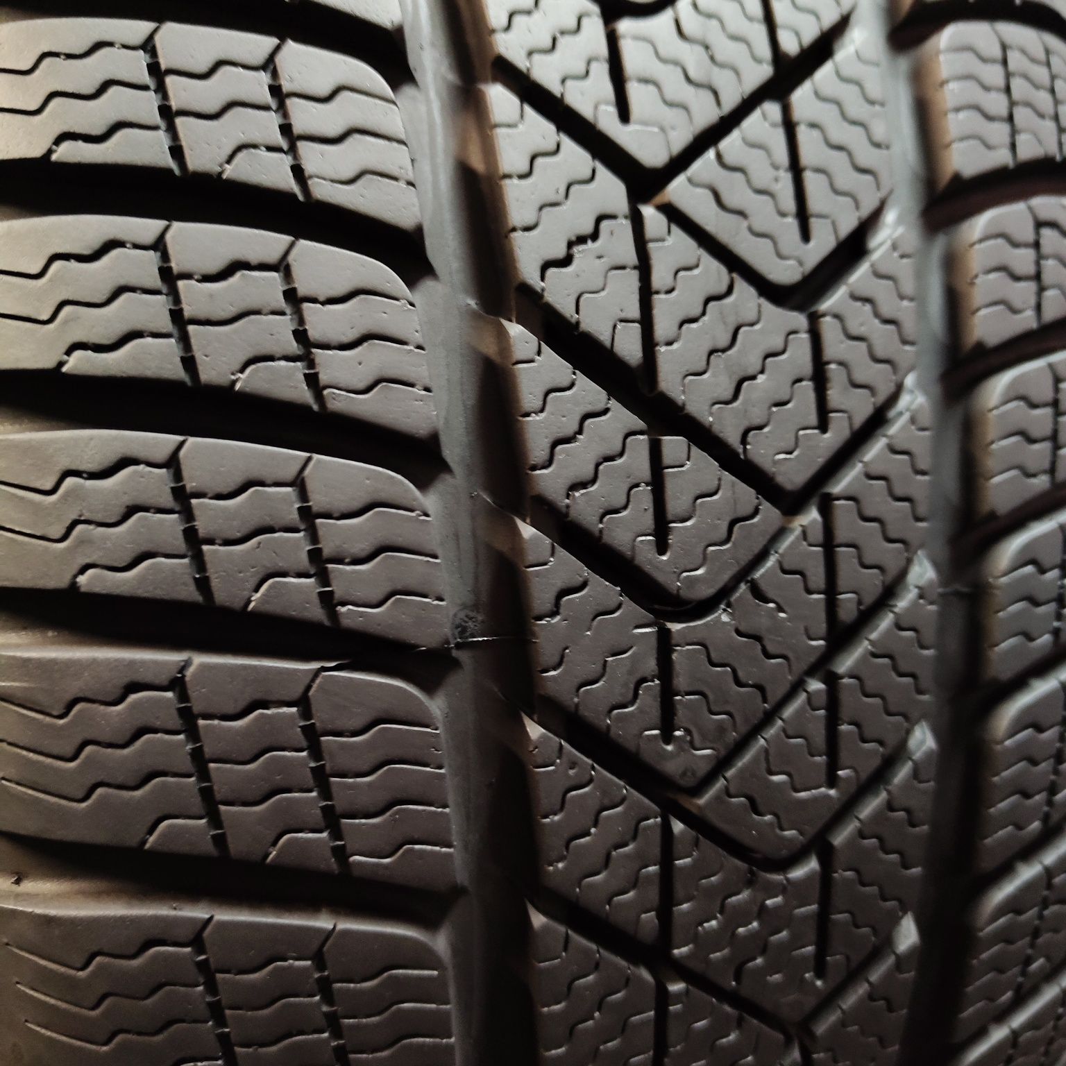225/40/19 XL Sprzedam parę opon zimowych Pirelli
