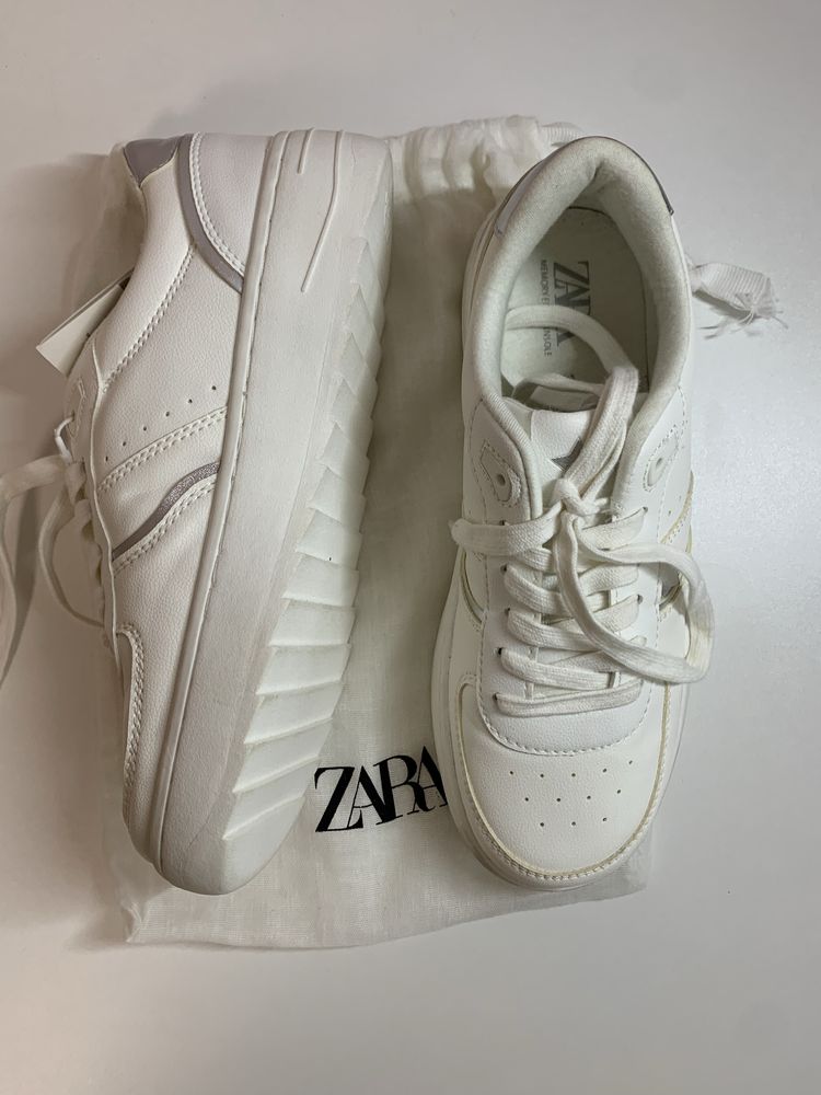 Нові жіночі кросівки Zara, білого кольору, стильні та зручні