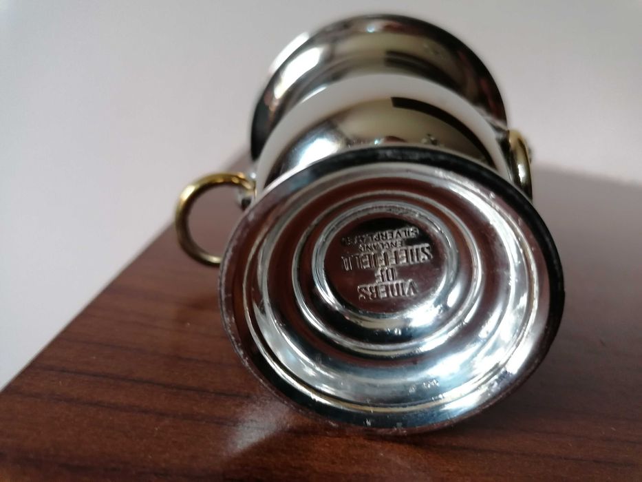 Nieduża, posrebrzana waza z uchwytami w kształcie lwów, sygnowana